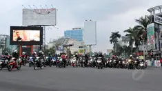 Kamis (24/7/14), arus mudik kendaraan roda dua di persimpangan Bekasi, Kalimalang, menunjukkan peningkatan. (Liputan6.com/Panji Diksana)