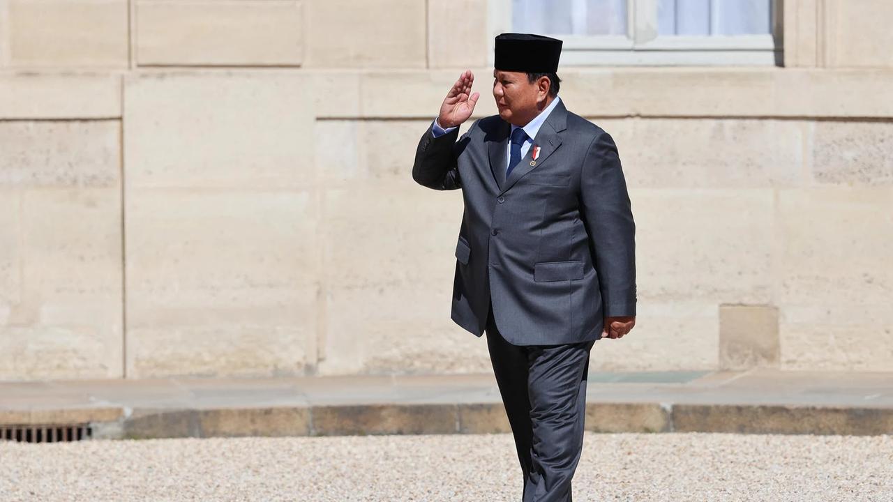 FOTO: Presiden Macron Sambut Hangat  Prabowo di Istana Elysee Paris