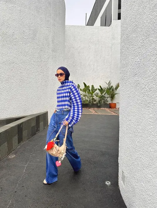 Padu padan keren Tantri Namirah dengan atasan berkerah tinggi dengan motif kotak-kotak biru-putih, dan celana jeans. [Foto: Instagram/tantrinamirah]