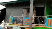 Salah satu rumah yang rusak pasca gempa Maluku. (Liputan6.com/Hairil Hiar)