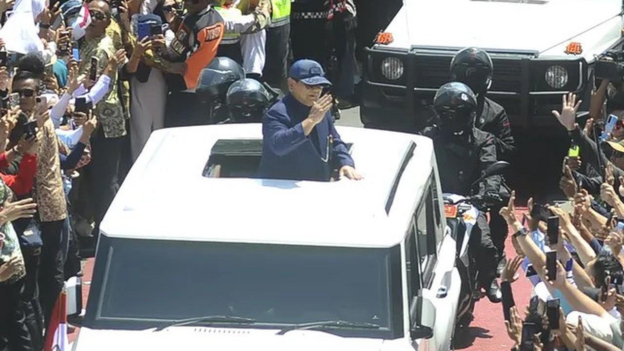 VIDEO: Detik-Detik Prabowo Joget Gemoy di Atas Maung Garuda Perdana Tiba di Istana Negara