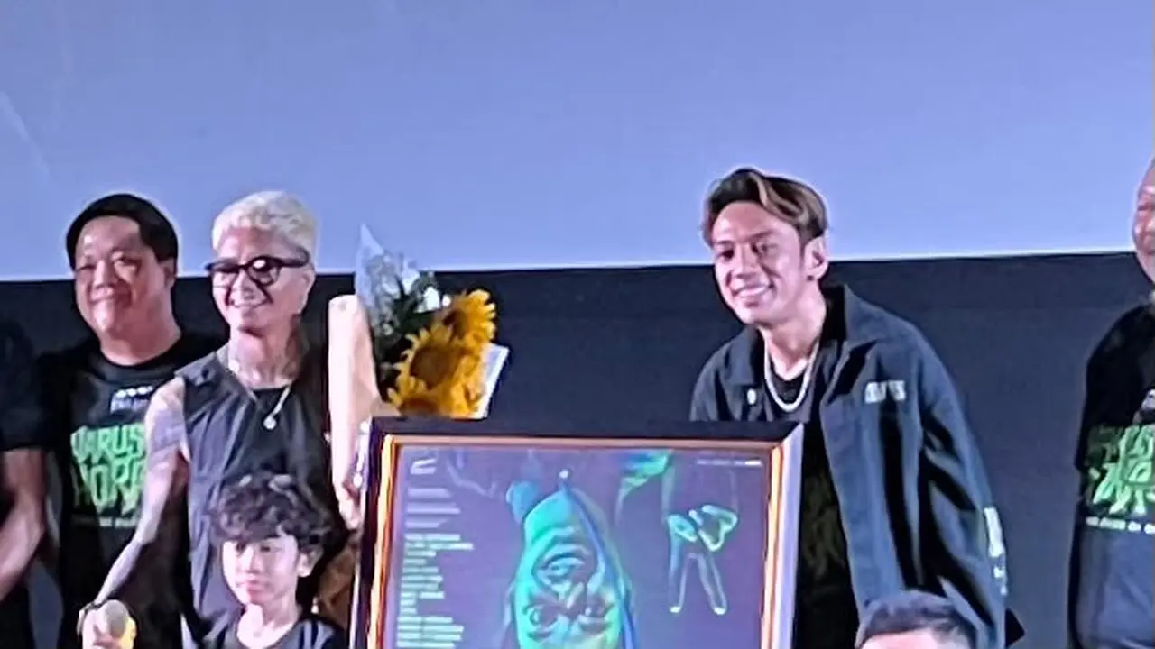 Reza Arap, memakai kacamata dan Tepe, memakai jaket dalam press conference Harusnya Horror di kawasan Jakarta, Senin (20/7/2026). (Liputan6.com/Afradhiya N. R)