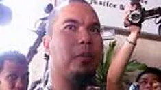 Resmi menjadi tersangka kasus video porno, dukungan dan simpati kepada Ariel justru berdatangan. Rekan-rekannya sesama artis pun mengunjungi Ariel di Mabes Polri. 
