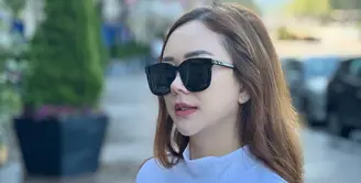 Sejak resmi cerai dengan Eryck Amaral tahun 2021 lalu, Aura Kasih hingga kini masih betah sendiri. Ia mengaku selalu membuka hati untuk pria yang akan mendekati. Namun, perempuan seorang anak itu tak ingin lagi pacaran, melainkan langsung menikah. [Instagram/aurakasih]