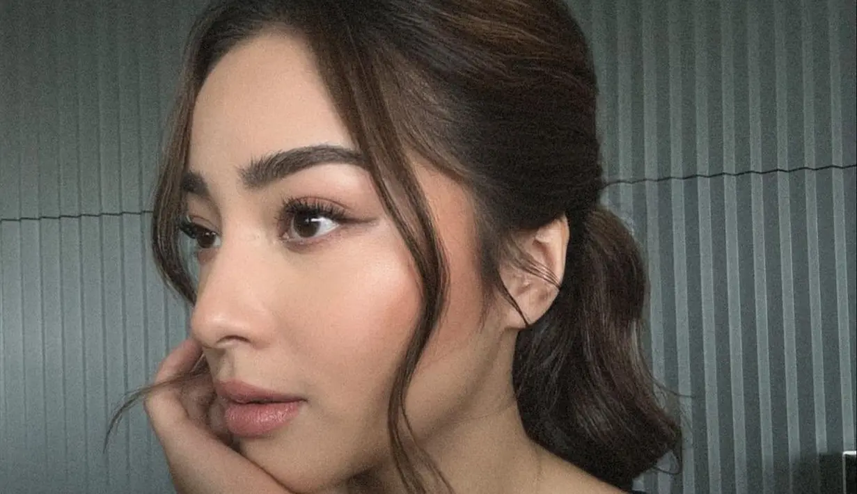 Potret close up wajah Nikita Willy yang memesona dari samping. Makeup minimalis bernuansa kecokelatan yang hangat sempurna membaur di kulit putihnya. [Foto: Instagram/nikitawillyofficial94]