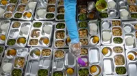 Untuk diketahui, menu yang dihadirkan dan diolah di dapur untuk Makan Bergizi Gratis dikelola langsung oleh Satuan Pelayanan Pemenuhan Gizi (SPPG) yang ditunjuk Badan Gizi Nasional (BGN). (merdeka.com/Arie Basuki)