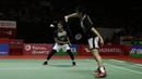 Ganda putra Indonesia, Mohammad Ahsan/Hendra Setiawan, saat menghadapi Fajar Alfian/Muhammad Rian Ardianto, pada laga Indonesia Masters 2020 di Istora Senayan, Jakarta, Sabtu (18/1). Ahsan/Hendra menang tiga gim dengan skor 21-12, 18-21, dan 21-17. (Bola.com/Yoppy Renato)