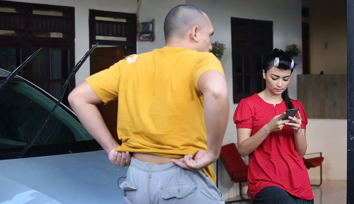 Meskipun baru pertama kali beradu akting dalam sinetron Orang-orang Kampung Duku, Ciki dan Gio tampak sudah bisa menyesuaikan diri. Terlihat daribeberapa adegan yang dilakukan keduanya saat menjalani proses syuting. (Bambang E. Ros/Bintang.com)