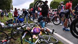 Kecelakaan terjadi saat etape pertama dari balap sepeda Tour de France yang ke-108 pada 26 Juni. 2021. (AFP/Pool/Anne-Christine Poujoulat)