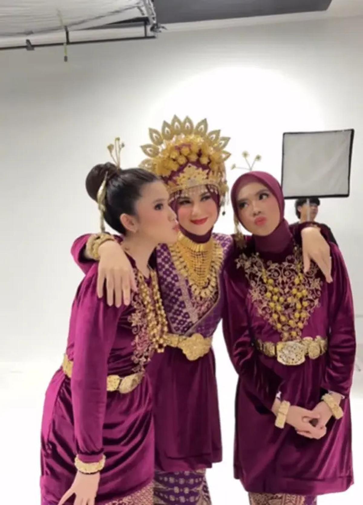 Photoshoot Irish Bella Bersama Keluarga, Inspirasi Menarik Outfit Formal dan Bertema Adat