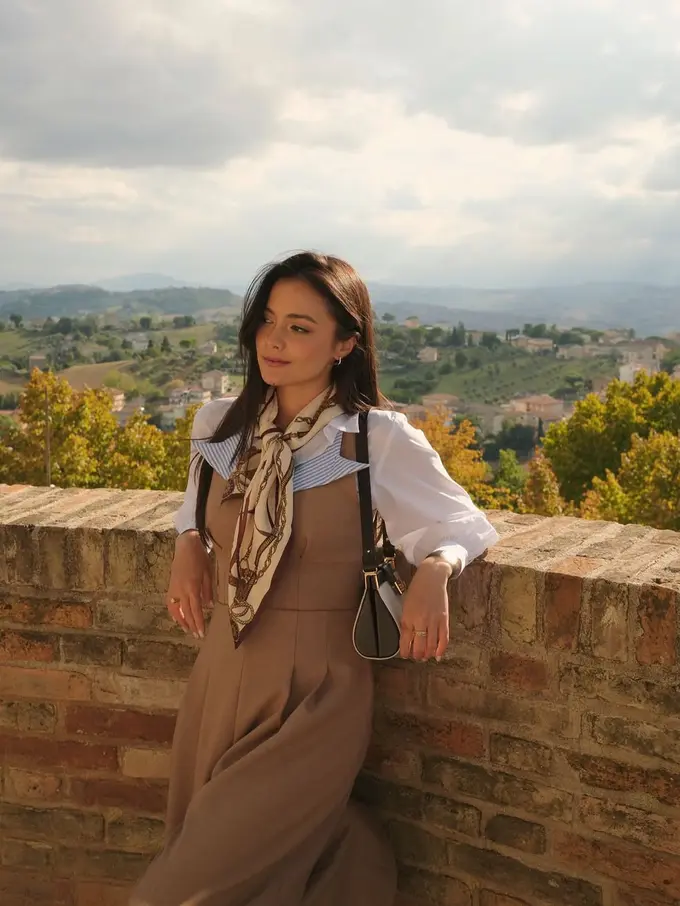 Gaya Layering Stylish Amanda Rawles di Italia, Elegan dan Effortlessly Chic!
