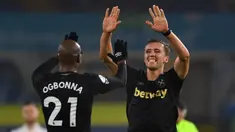 Dua pencetak gol West Ham United, gelandang Tomas Sucek (kanan) dan bek Angelo Ogbonna, merayakan kemenangan 2-1 atas Leeds United usai laga lanjutan Liga Inggris 2020/21 pekan ke-12 di Elland Road Stadium, Leeds, Jumat (11/12/2020). (AFP/Gareth Copley/Pool)