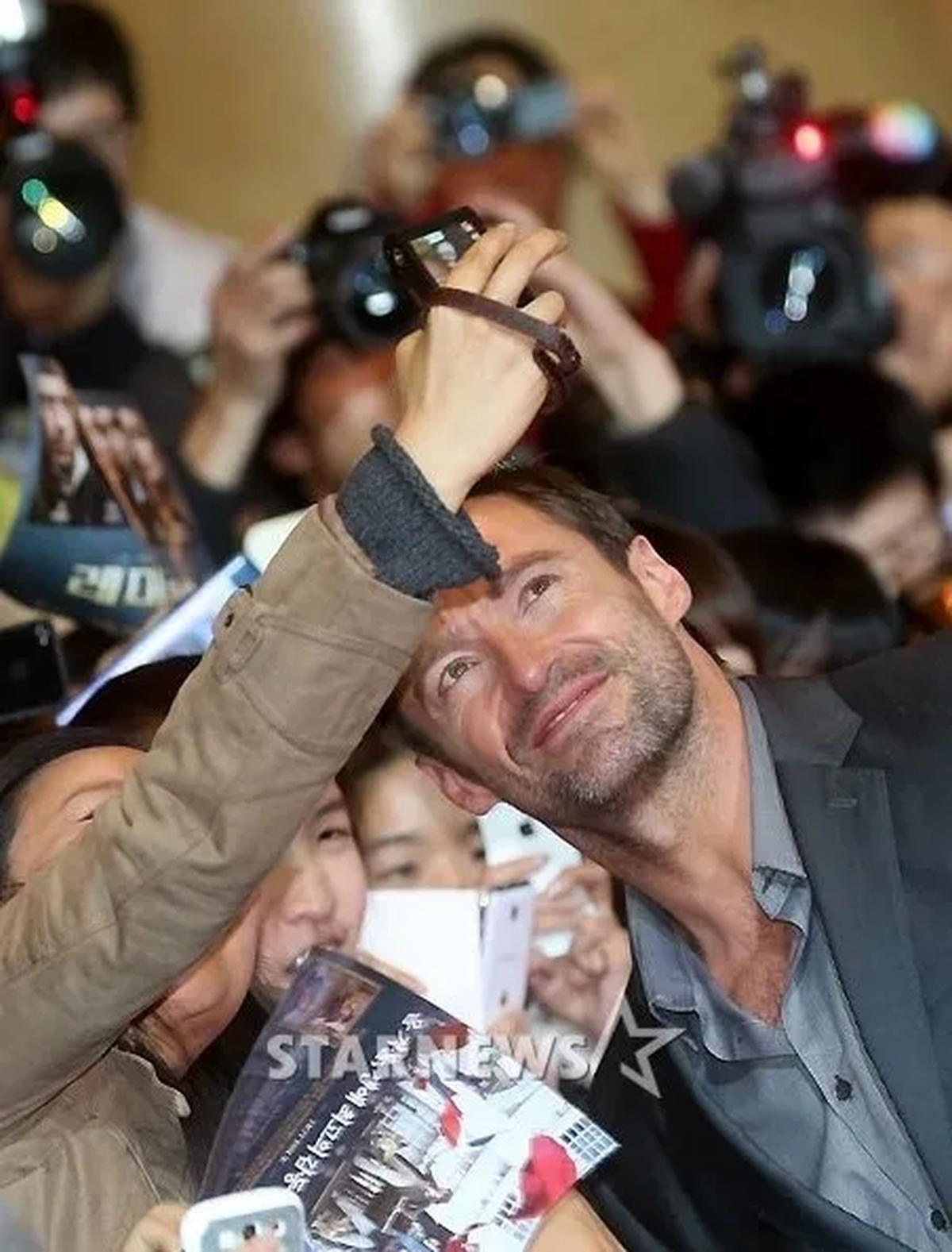 Bahkan Wolverine bisa bersikap sangat manis kepada fans Â©soompi.com