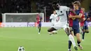 Hingga akhir babak pertama Barcelona unggul tiga gol tanpa balas. (LLUIS GENE/AFP)