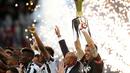 Kiper sekaligus kapten Gianluigi Buffon mengangkat scudetto bagi Juventus (AFP PHOTO / MARCO BERTORELLO)