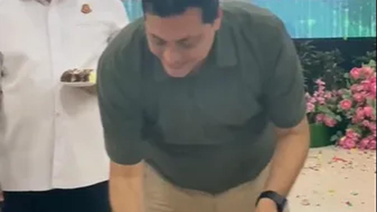 Dilansir dari akun TikTok @masabib93, Senin (11/9) momen bahagia Irjen Ahmad Haydar di hari ulang tahunnya dibagikan lewat sebuah kue.