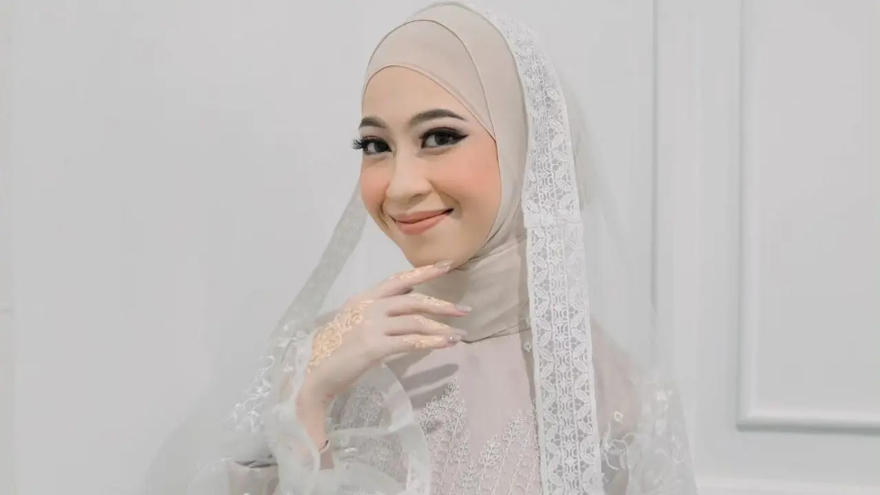Adiba Khanza tampil memesona saat malam binai, ditemani ibunda dan para adik