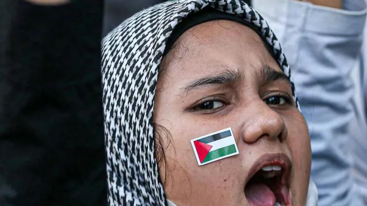 FOTO: Aksi Solidaritas untuk Palestina, Ratusan Orang Geruduk Kantor Perwakilan PBB di Jakarta