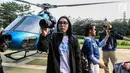 Komika Kemal Palevi usai menemani para pemenang kompetisi foto #TIXCopter berkeliling naik helikopter di Jakarta, Rabu (25/7). Acara ini diselenggarakan oleh TIX ID bekerja sama dengan Dompet Digital Indonesia (DANA). (Liputan6.com/JohanTallo)