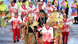 Kontingen atlet Indonesia saat mengikuti parade upacara pembukaan Olimpiade 2016 di Stadion Maracana, Rio de Janeiro, Brasil (5/8).Kostum yang digunakan para kontingen merupakan paduan jas dan batik. (FRANCK FIFE / AFP)