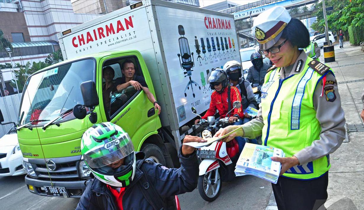 Selain itu juga dibagikan takjil dan salinan surat edaran tentang tata tertib lalu lintas selama Ramadhan dan Lebaran dan himbauan tidak menggunakan sepeda motor untuk mudik, Jakarta, Jumat (18/07/2014)(Liputan6.com/Faizal Fanani)
