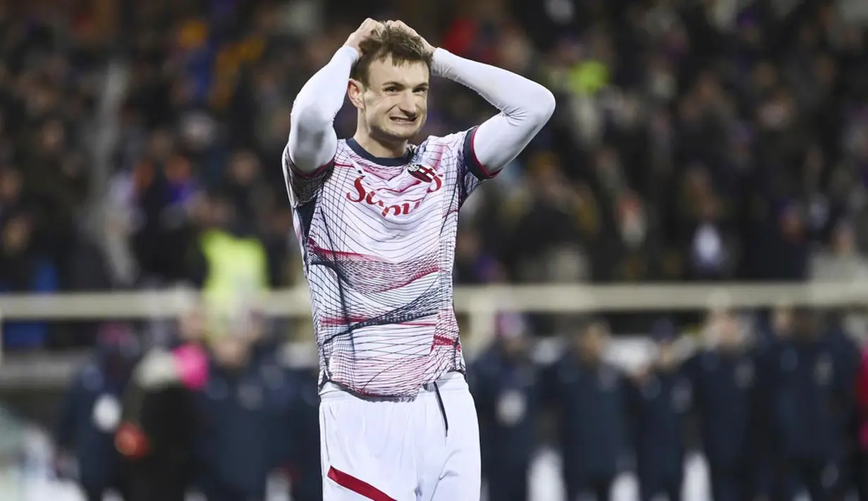 Pemain Bologna, Stefan Posch, tampak kecewa setelah gagal mengekskusi penalti pada laga Coppa Italia di Stadion Artemio Franchi, Rabu (10/1/2024). (LaPresse via AP/Massimo Paolone)