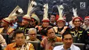 Masyarakat Kalimantan Utara memakai baju Adat Dayak saat berkunjung keDPD, di Kompleks Parlemen Senayan, Jakarta, Selasa (19/9). Mereka meminta dukungan kepada DPD untuk percepatan Daerah Otonomi Baru (DOB) Kabupaten Krayanyang.(Liputan6.com/Johan Tallo)