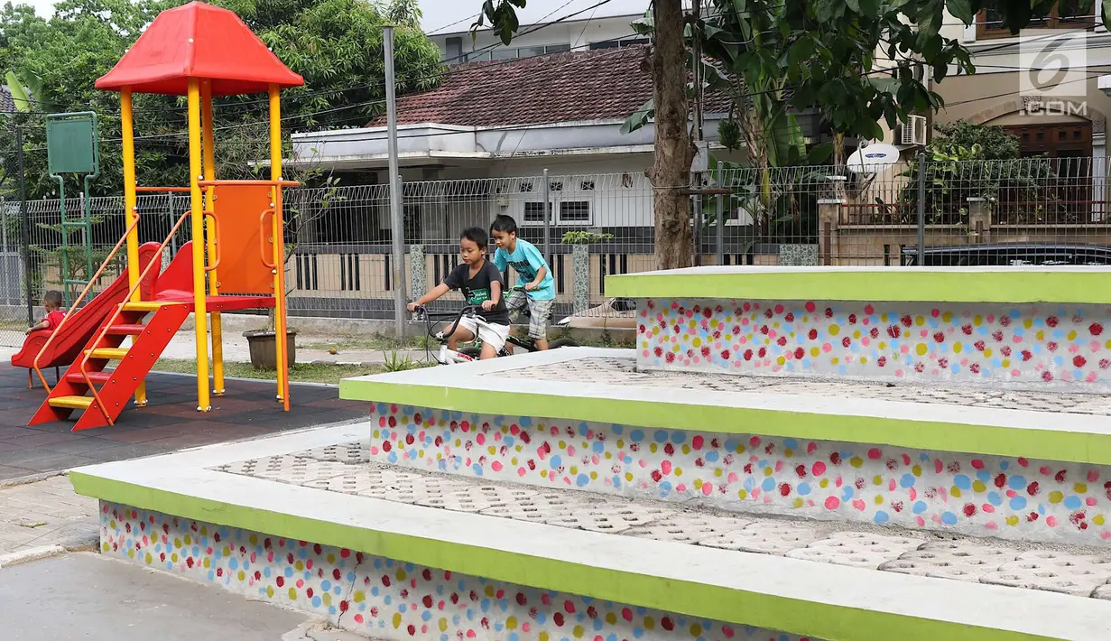 Dua anak bermain sepeda di sekitar RPTRA Tiga Durian, Jakarta, Selasa (15/5). Wakil Gubernur DKI Jakarta Sandiaga Uno mengatakan akan meningkatkan RPTRA menjadi Taman Maju Bersama. (Liputan6.com/Immanuel Antonius)