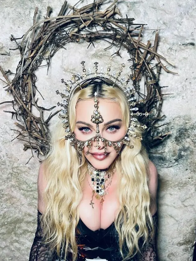 Gaya Madonna Pakai Headpiece Karya Rinaldy Yunardi di Momen Perayaan Ultah ke-63