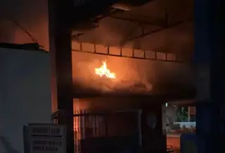 Kebakaran melanda bangunan kantin/BUP di Jalan Daan Mogot RT 11 RW 06, Kelurahan Kedaung Kali Angke, Cengkareng, Jakarta Barat, Kamis malam (21/5/2026). (Liputan6.com/ Dok Ist)