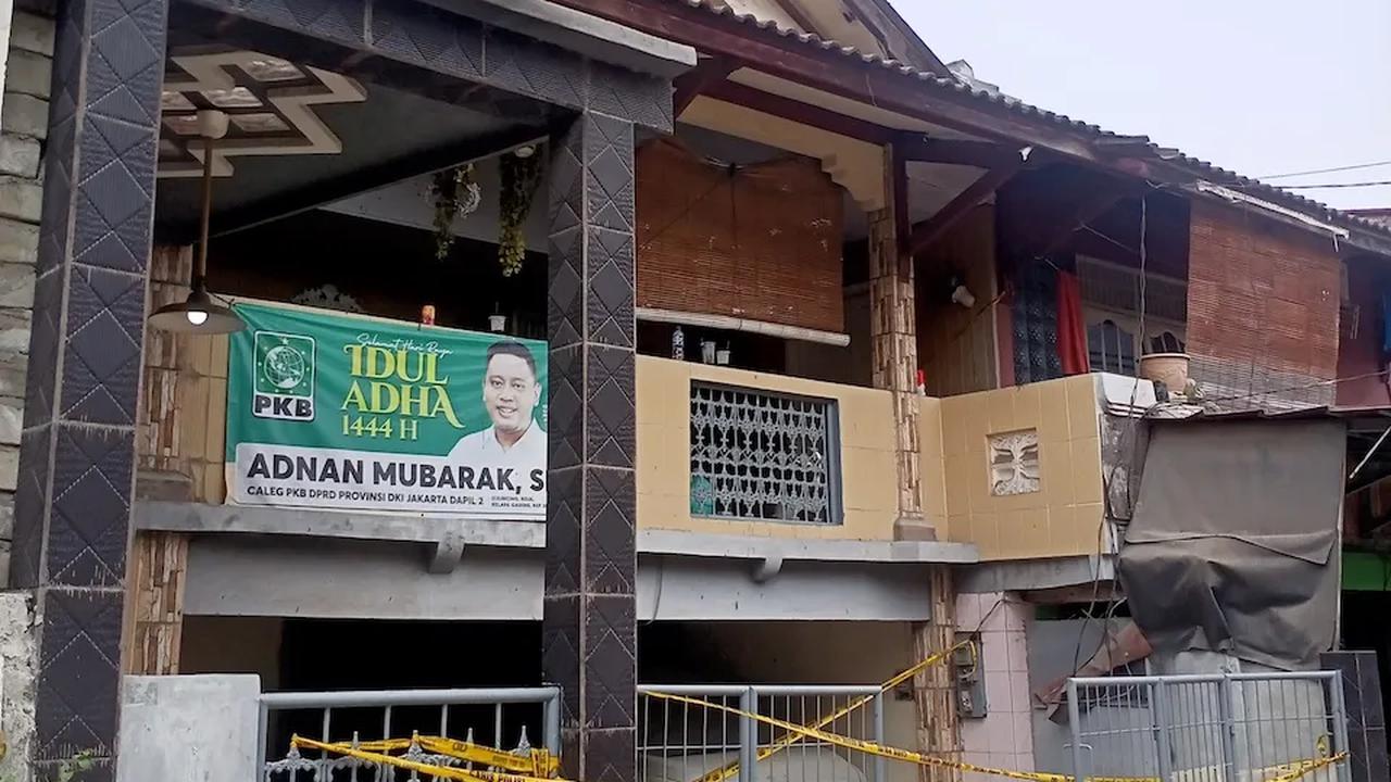 Dalam rumah tersebut, istri korban berinisial NP dan anak sulungnya ADA (4) ditemukan selamat dengan kondisi tergeletak lemas di dalam rumahnya. <br>