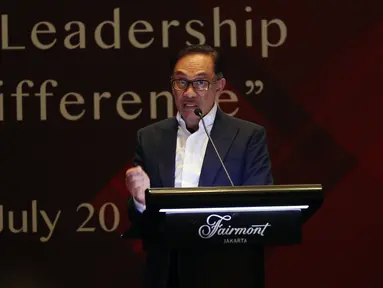 Pemimpin oposisi Malaysia, Anwar Ibrahim berbicara dalam The Executive Center for Global Leadership (ECGL) Leadership Forum 2018 di Jakarta, Rabu (4/7). Kunjungan luar negeri resmi ini pertama setelah Anwar keluar dari penjara. (Liputan6.com/JohanTallo)