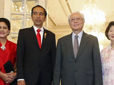Presiden Indonesia Joko Widodo (kedua kiri) berfoto dengan Presiden Singapura, Tony Tan, dan istrinya Mary Chee, di Istana Kepresidenan, Singapura, Selasa, (28/7/2015). Jokowi ke Singapura dalam rangka meningkatkan hubungan bilateral. (REUTERS/Edgar Su)