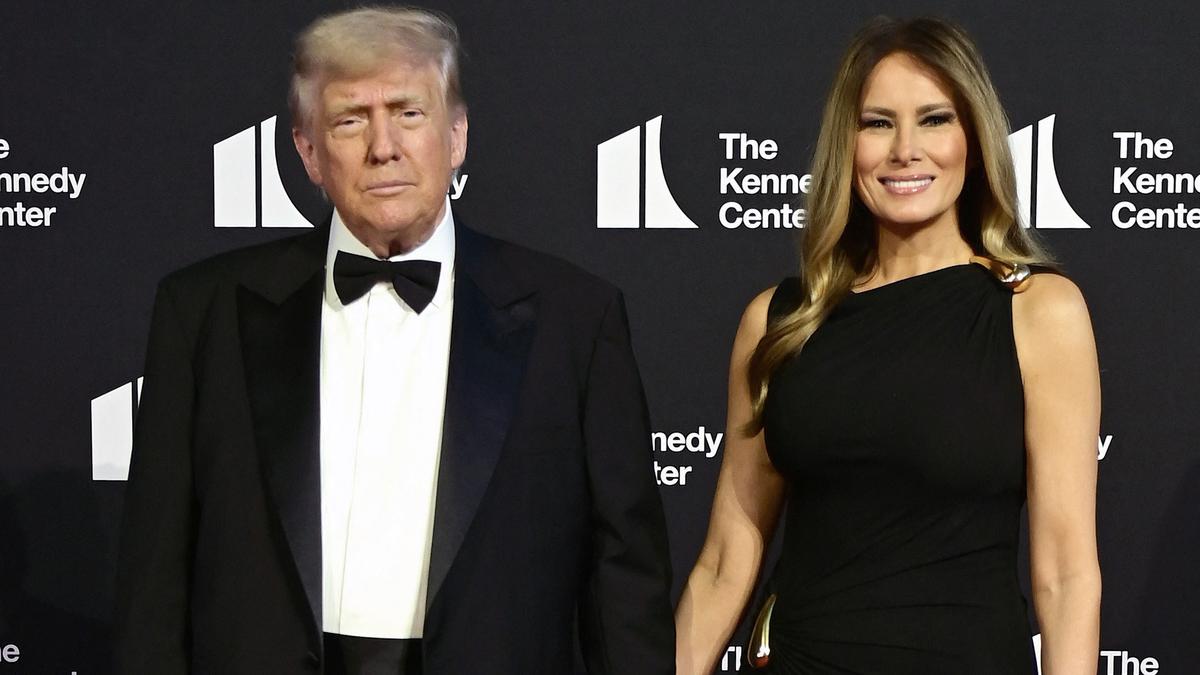 Gaya Langka Melania Trump Jalan di Karpet Merah Saat Demo Protes Larangan Perjalanan Meluas