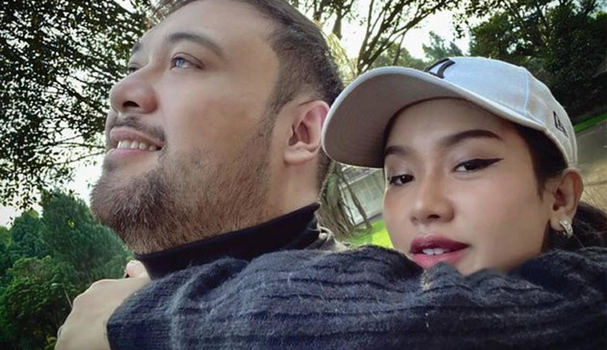 Cita Citata tampil mesra dengan Didi Soekarno. Dia menunjukkan kepada publik soal status barunya yang sedang menjalin hubungan pacaran. (Instagram/cita_citata)