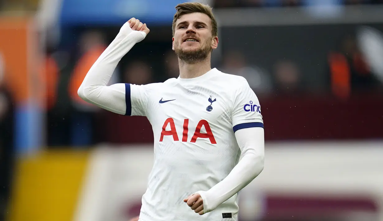 Selebrasi striker Tottenham Hotspur, Timo Werner setelah mencetak gol keempat timnya ke gawang Aston Villa pada laga pekan ke-28 Premier League 2023/2024 di Villa Park, Birmingham, Minggu (10/3/2024). (PA via AP Photo/Nick Potts)