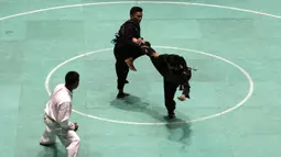 Pendekar Pagar Nusa saat bertarung dalam Kejurnas dan Festival III Pencak Silat di Padepokan Pencak Silat, TMII, Jakarta, Sabtu (4/1). Kejuaraan ini diikuti ratusan pendekar silat Pagar Nusa dari seluruh Indonesia. (Bola.com/Yoppy Renato)