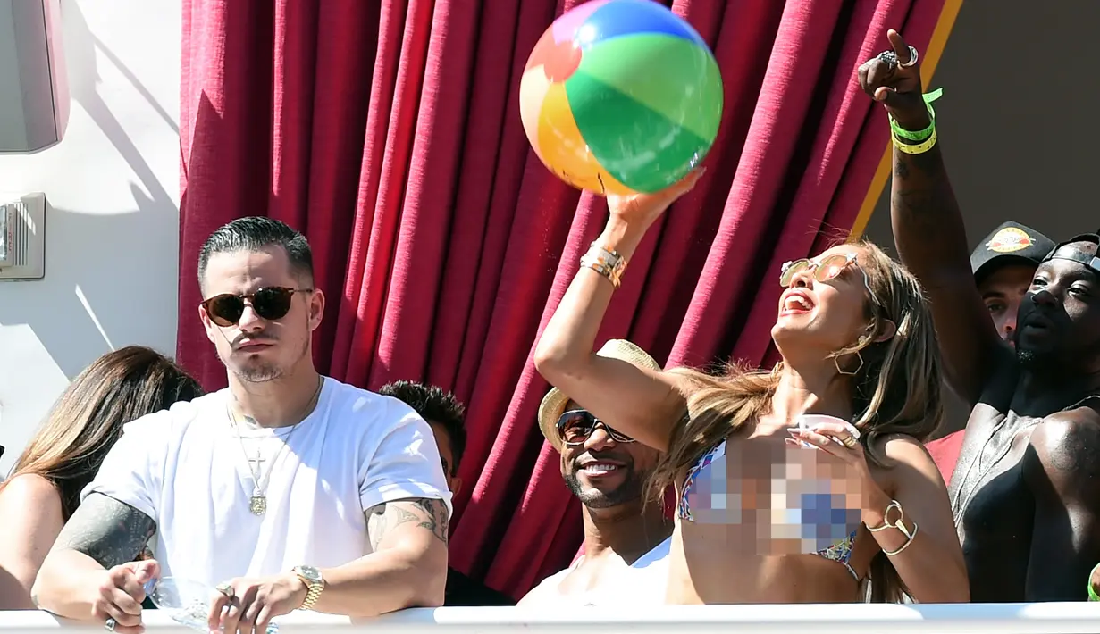 Penyanyi Jennifer Lopez bersama Koreografer Casper Smart terlihat menikmati acara "Karnaval Del Sol" pesta kolam renang di Drai Beach Club - Nightclub di The Cromwell Las Vegas pada 29 Mei 2016