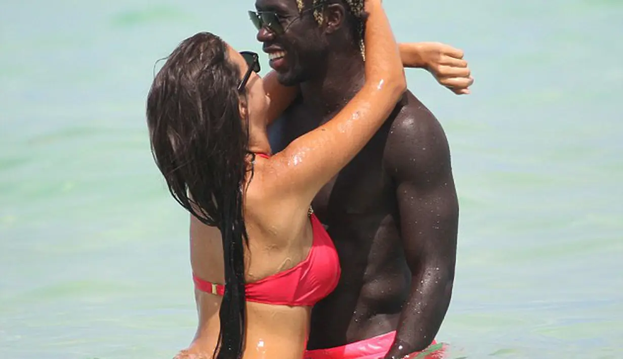 Dalam beberapa momen, Sagna terlihat memeluk tubuh indah nan molek seorang Ludivine yang sudah menghadirkan dua anak (Dailymail)