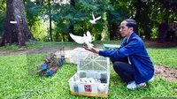 Presiden Jokowi melepas sejumlah ekor burung di lingkungan Istana Kepresidenan, Bogor, Minggu, (2/1). Presiden mengadakan acara pribadi berupa pelepasan satwa yaitu kodok,burung dan biawak di halaman depan Kompleks Istana. (Setpres-Agus Suparto)