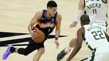 Suns terus menjaga keunggulan atas Bucks di quarter keempat. Rekan Chris Paul, Devin Booker menjadi salah satu pemain yang berjasa menjaga keunggulan Phoenix Suns pada pertandingan ini. Ia berkontribusi mencetak 27 poin untuk Suns. (Foto: AP/Matt York)