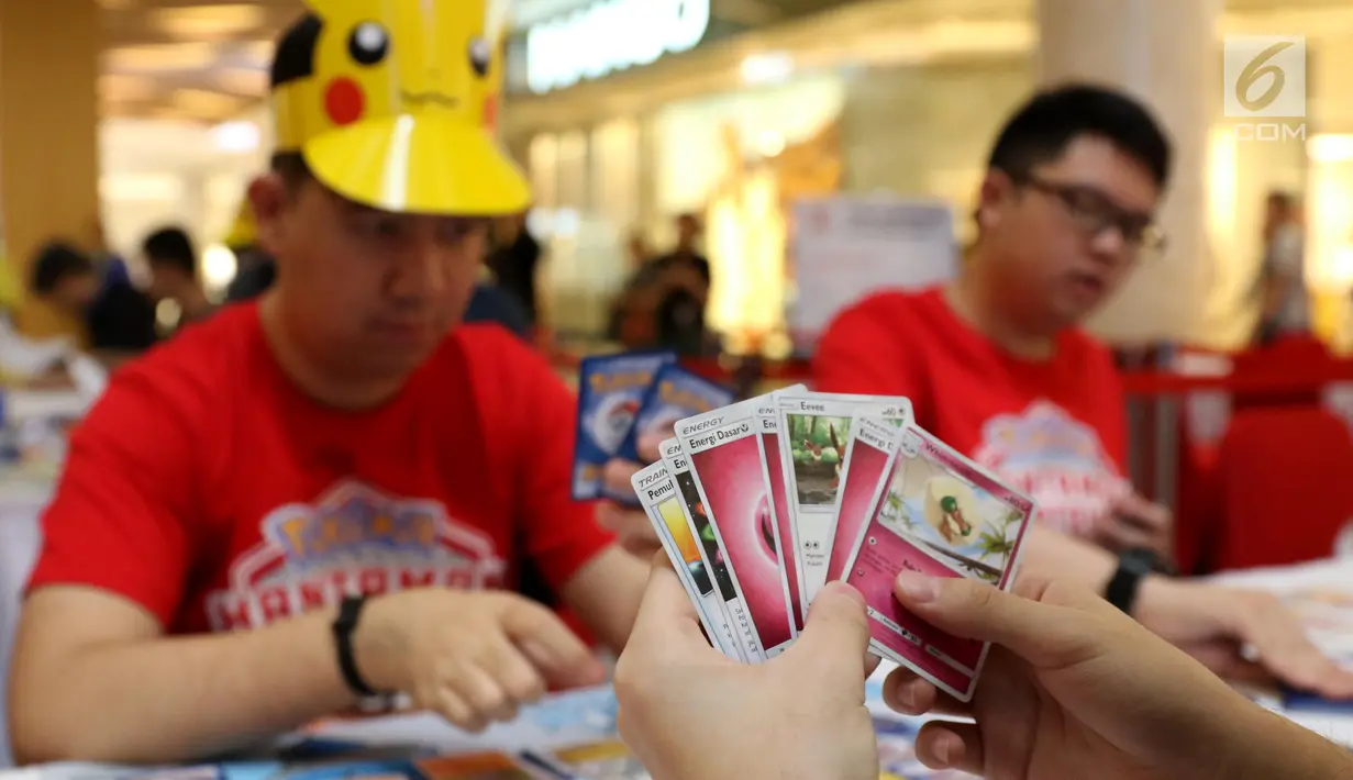 Para pecinta kartu pokemon bermain kartu The Pokémon Trading Card Game di  Kota Kasablanca, Jakarta, Kamis (8/8/2019). Di pasar global, permainan tukar kartu itu telah terjual sebanyak 27,2 miliar kartu hingga Maret 2019 dengan segmentasi anak-anak hingga dewasa. (Liputan6.com/Angga Yuniar)