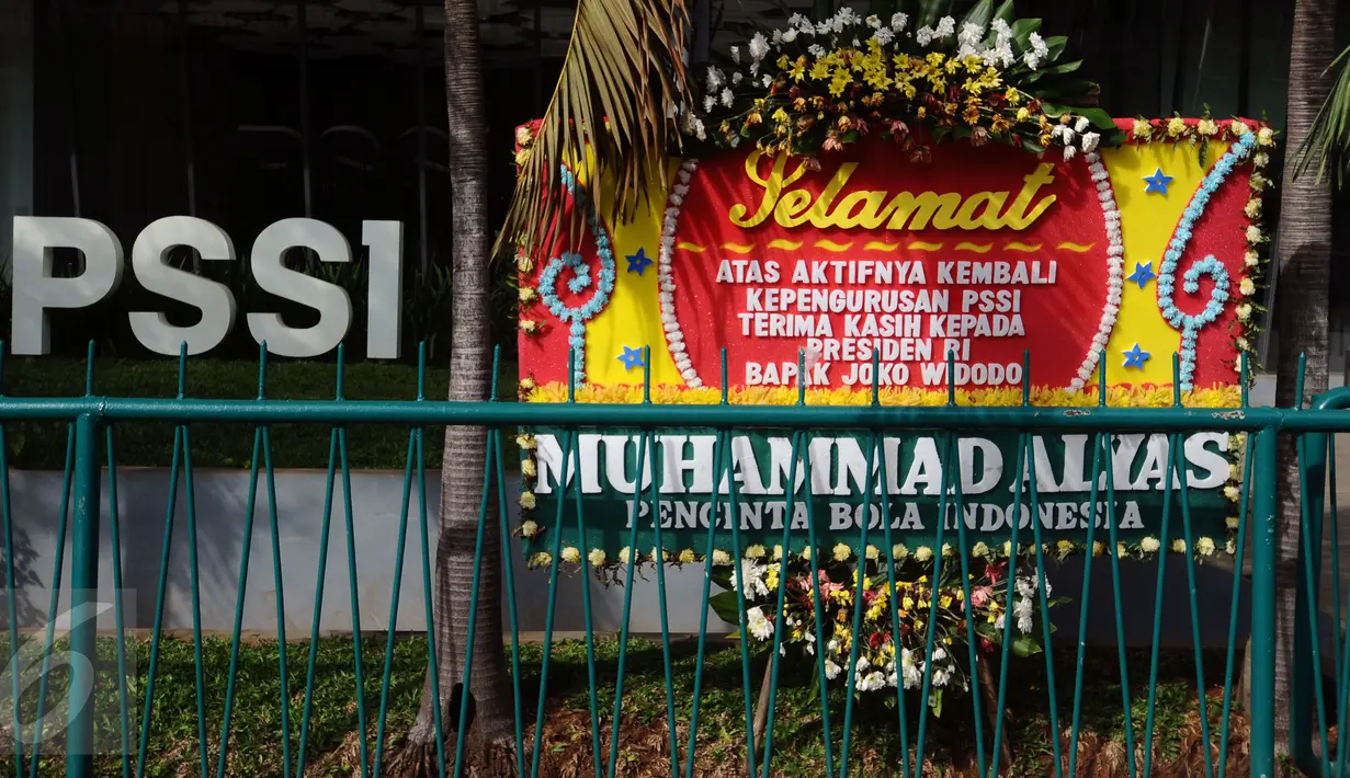 Karangan bunga terpampang di depan kantor PSSI di Stadion GBK, Jakarta, Sabtu (27/2/2016). Meski Kemenpora masih mengkaji ulang SK Pembekuan PSSI namun salah satu pecinta sepak bola sudah mengirimi ucapan selamat. (Liputan6.com/Helmi Fithriansyah)