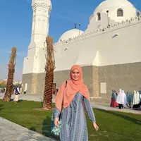 Gamis bermotif warna biru juga cocok dipadukan dengan pashmina warna peach. Seperti Tissa Biani ini. @tissabiani.