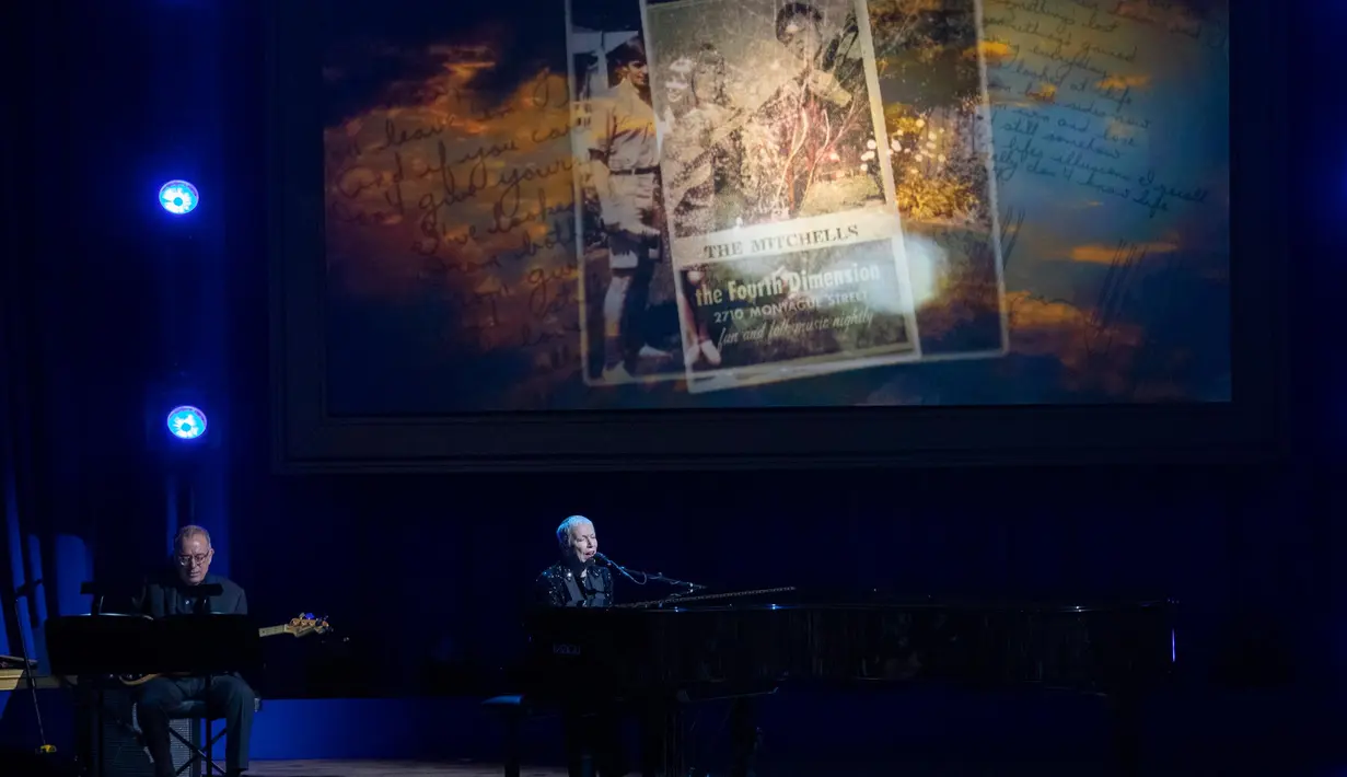 Annie Lennox tampil dalam acara penyerahan Gershwin Prize di DAR Constitution Hall Washington pada hari Rabu, 1 Maret 2023. Gershwin Prize merupakan penghargaan atas kontribusi seumur hidup seorang musisi pada musik popular. Pemenang tahun ini adalah Joni Mitchell. (AP Photo/Amanda Andrade-Rhoades)