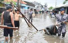 TNI AL Turun ke Jalan Bantu Atasi Banjir Bandang di Bali