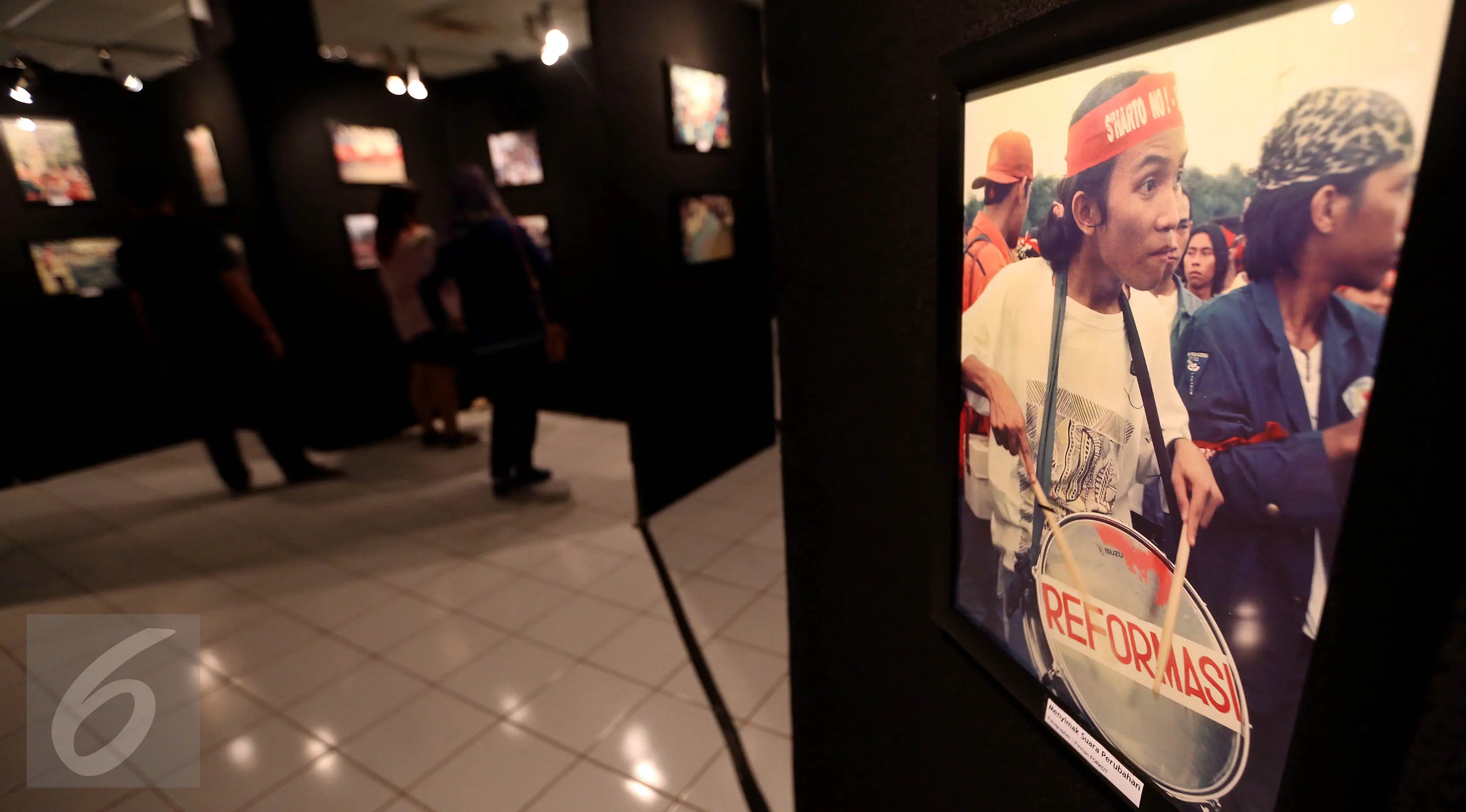 Pengunjung melihat foto dalam pameran fotografi Refleksi gerakan mahasiswa-Reformaai Tahun 1998 melawan kebangkitan orde baru di Galeri Cipta II, Jakarta, Senin (8/5). Pameran diadakan oleh Persatuan Nasional Aktivis 1998. (Liputan6.com/Johan Tallo)