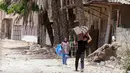Sebelumnya, sejumlah keluarga yang tinggal di lingkungan kamp Tulkarem kembali untuk mengambil beberapa barang milik mereka. (Jaafar ASHTIYEH/AFP)