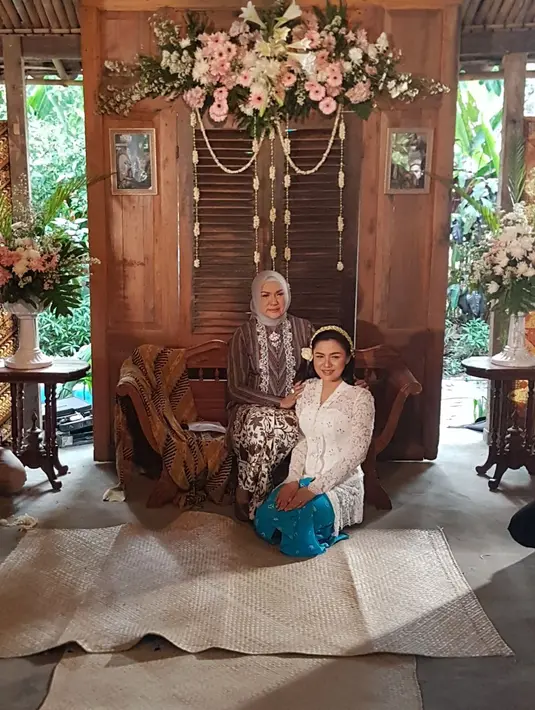 Seluruh rangkaian acara pernikahan Vicky dan Ade Imam digelar di kota gudeg, Yogyakarta, dan sudah berlangsung sejak beberapa hari yang lalu. Dari foto-foto yang didapatkan tim Bintang.com, Vicky pun terlihat begitu cantik. (doc. pribadi/Ade Andrini)
