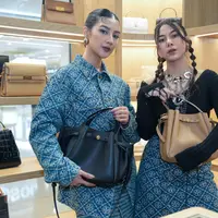 Adinda Thomas dan Fita Anggriani Tas Romy Tory Burch saat hadir di Pop Up Store Mall Kota Kasablanka. dok. Tory Burch